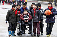 同學(xué)就是手足！安徽一男孩患病無法行走 被照顧7年