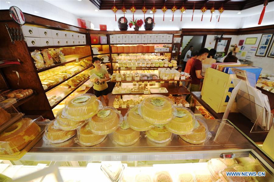 SINGAPORE-PANDAN CAKE-MAKING
