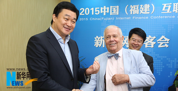 羅杰斯參加思客會(huì)，與新華網(wǎng)董事長(zhǎng)、總裁田舒斌親切交談。