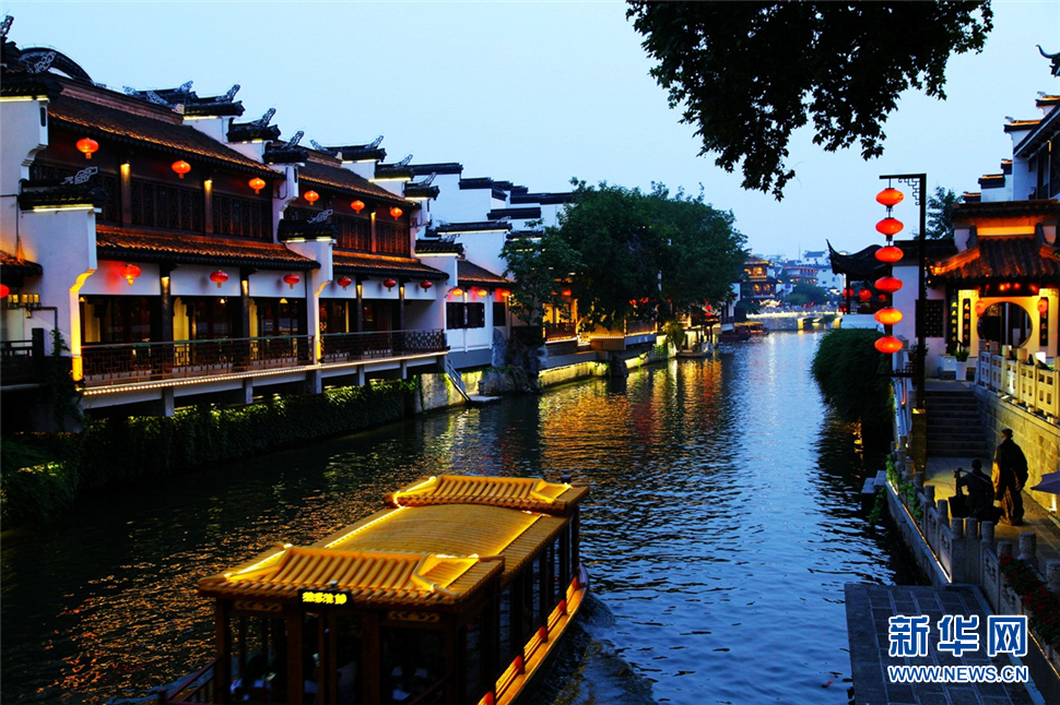 夜色秦淮河，璀璨醉人心