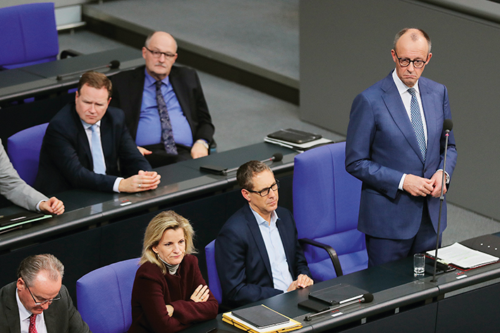 2025年12月17日,德国总理默茨(前排右一)在位于柏林的德国联邦议会接受例行问询 杜哲宇摄/本刊 2025年12月17日,德国总理默茨(前排右一)在位于柏林的德国联邦议会接受例行问询 杜哲宇摄/本刊