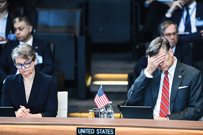 2025年12月3日,在比利时首都布鲁塞尔,英国外交大臣库珀(左)和代替美国国务卿鲁比奥出席的美国常务副国务卿兰多参加北约外长会 彭子洋摄/本刊 2025年12月3日,在比利时首都布鲁塞尔,英国外交大臣库珀(左)和代替美国国务卿鲁比奥出席的美国常务副国务卿兰多参加北约外长会 彭子洋摄/本刊