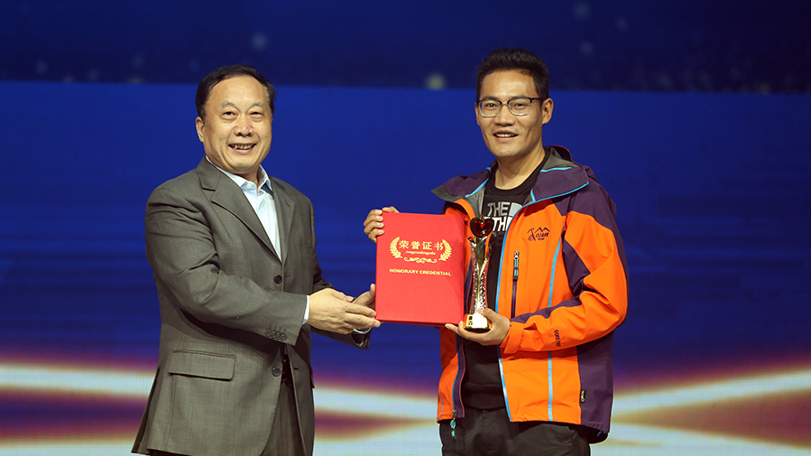 任賢良為&ldquo;珠峰環(huán)保衛(wèi)士&rdquo;次仁旦達(dá)頒獎