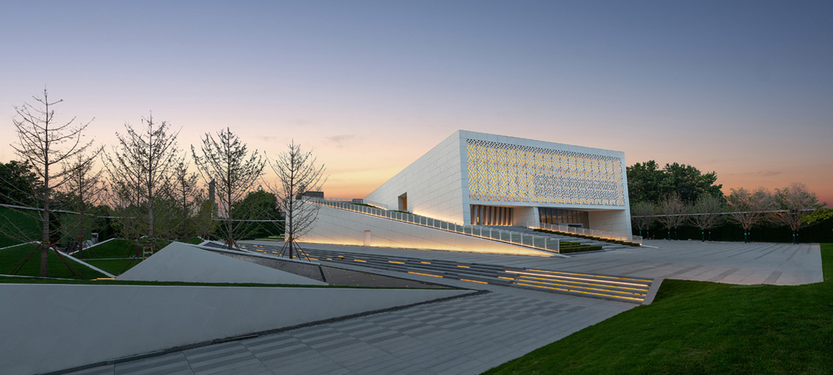 中央商務區(qū)展示中心正式對外開放，拉開了這座百年城市煥新升級的大幕