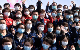 稟父老：樓蘭破，人平安，白衣戰(zhàn)士把家還！