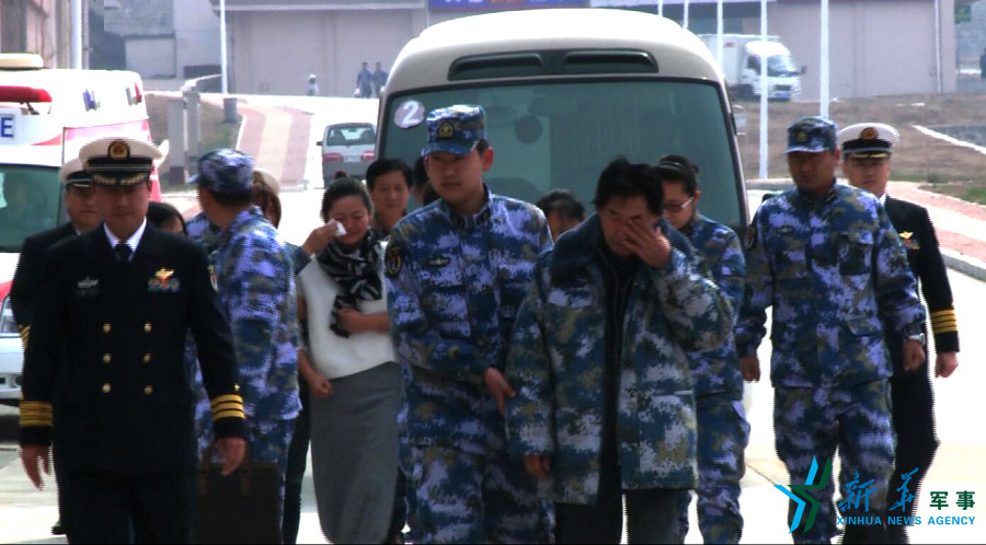 &uarr;張超的父親（右四）及家屬揮淚送別張超。