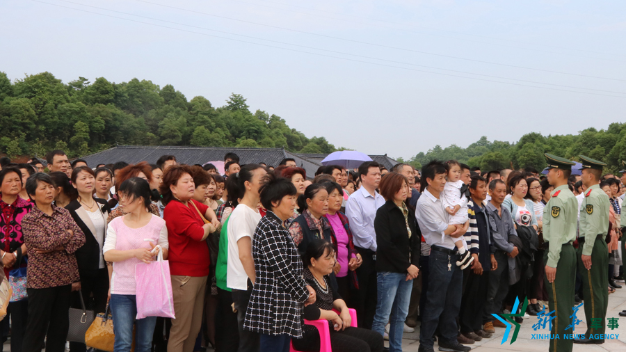 &uarr;張超烈士骨灰安葬儀式現(xiàn)場(chǎng)，岳陽(yáng)的父老鄉(xiāng)親紛紛來(lái)給張超送別。