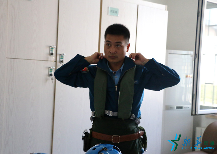 &uarr;資料圖片：張超嚴(yán)格按規(guī)定著裝參加飛行訓(xùn)練。