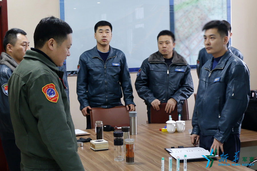 資料圖片：張超參加飛行后講評。