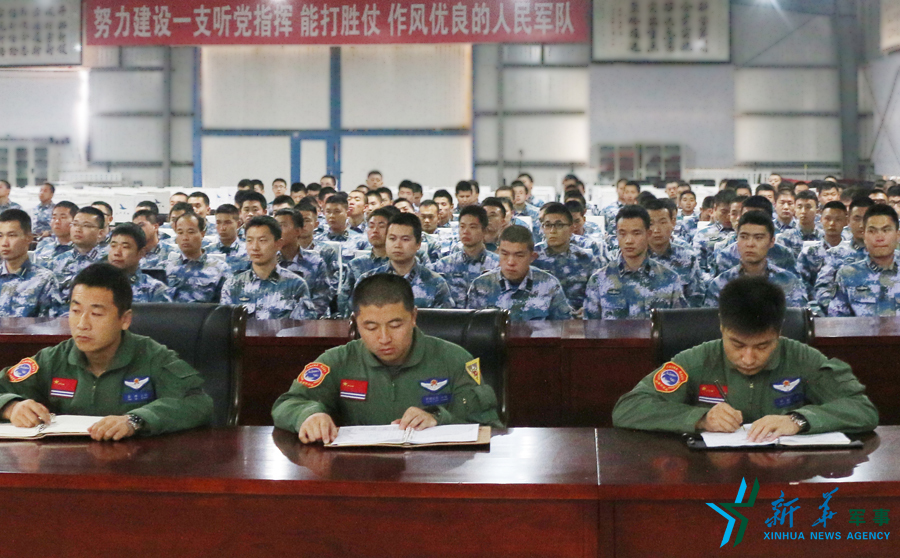 資料圖片：張超（右一）參加部隊思想政治教育。