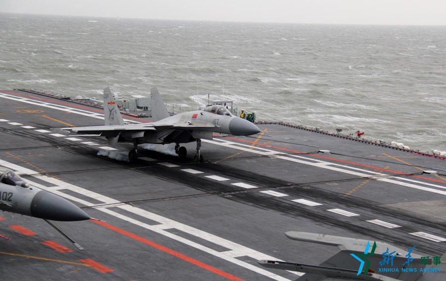 &uarr;資料圖片：艦載戰(zhàn)斗機下落著艦瞬間。