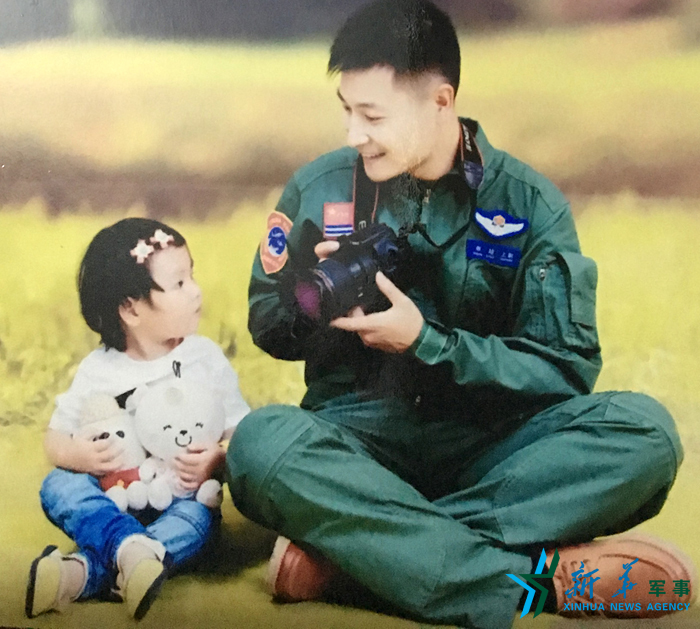 &uarr;資料圖片：被選為艦載戰(zhàn)斗機飛行員的張超與女兒合影。