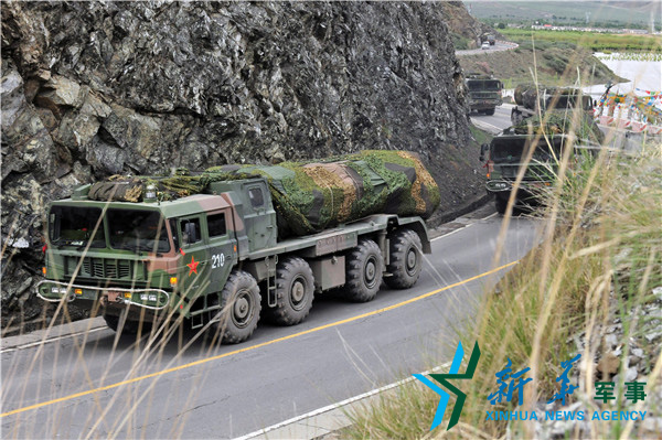 &uarr;向疏散隱蔽地域?qū)嵤└咚贆C(jī)動(dòng)。（宋來蕤攝）