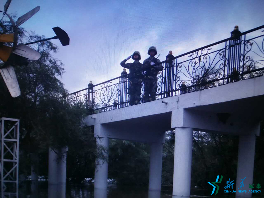 &uarr;中秋佳節(jié)，珍寶島的官兵在洪水中的堅守。