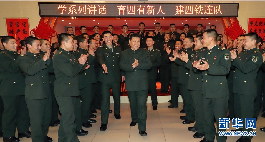 1月23日，習(xí)近平專(zhuān)程來(lái)到陸軍第65集團(tuán)軍，深入基層連隊(duì)，看望慰問(wèn)官兵，代表黨中央和中央軍委，向全軍指戰(zhàn)員、武警部隊(duì)官兵、民兵預(yù)備役人員致以誠(chéng)摯問(wèn)候和新春祝福。這是習(xí)近平在該集團(tuán)軍&ldquo;大功三連&rdquo;同官兵在一起。新華社記者李剛攝