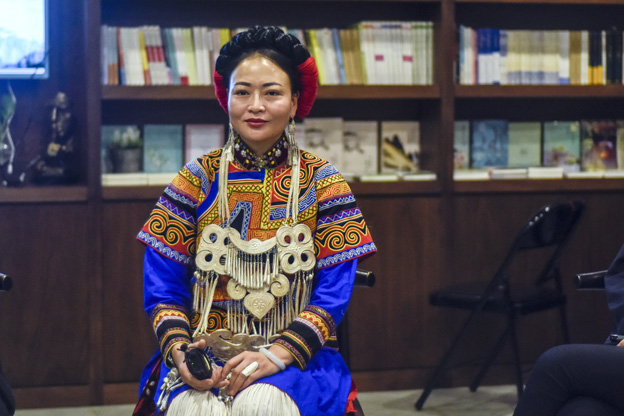 阿牛阿呷：對(duì)彝族姑娘來說，胎教就是彝族的刺繡文化，但是當(dāng)我們走出來，我們覺得我們對(duì)其他支系的服飾知識(shí)了解太少了，需要學(xué)習(xí)的很多，所以開辦了這個(gè)專業(yè)。