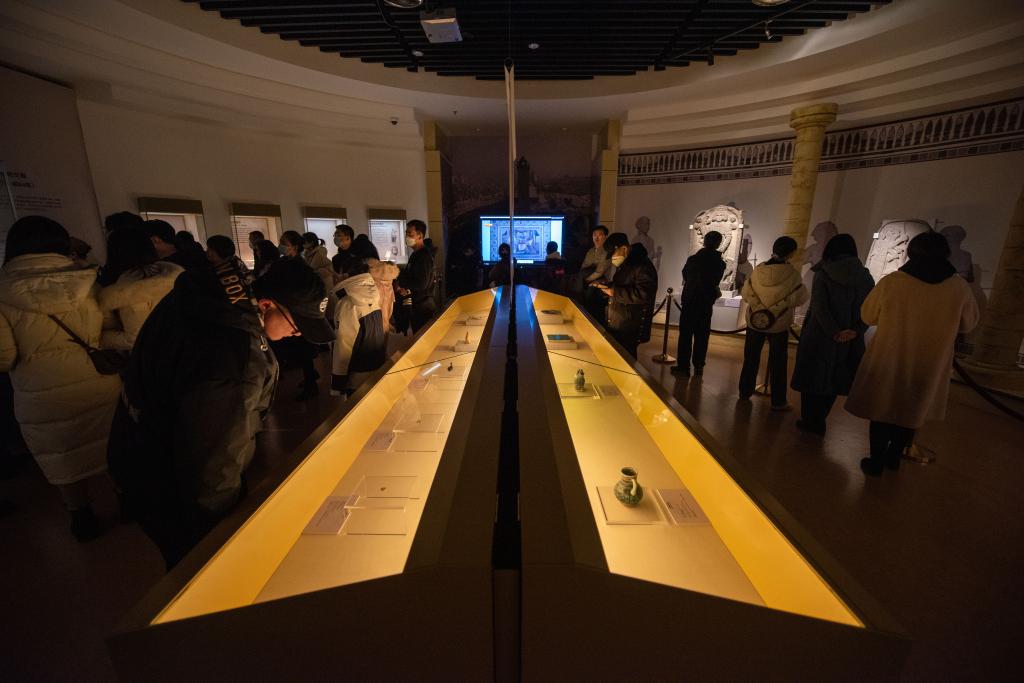 寧夏銀川：博物館里畫(huà)文物