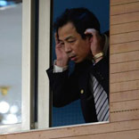 記者會現(xiàn)場調(diào)音師&ldquo;俯耳聽音&rdquo;