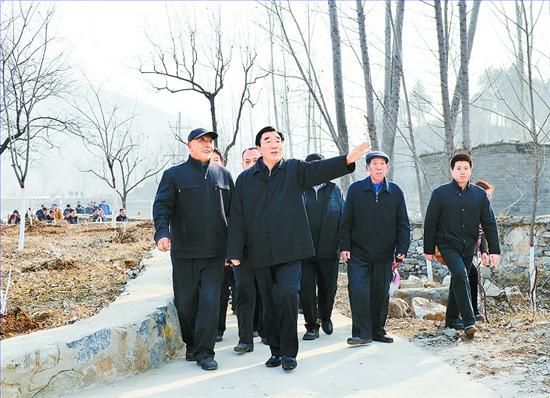 11月27日，省委書記、省人大常委會主任張慶黎到加強基層建設(shè)年活動聯(lián)系點淶水縣悟空寺村看望慰問村民，向當(dāng)?shù)馗刹咳罕娦v黨的十八大精神。這是張慶黎在悟空寺村詳細了解村容村貌的建設(shè)情況。郭昭 攝