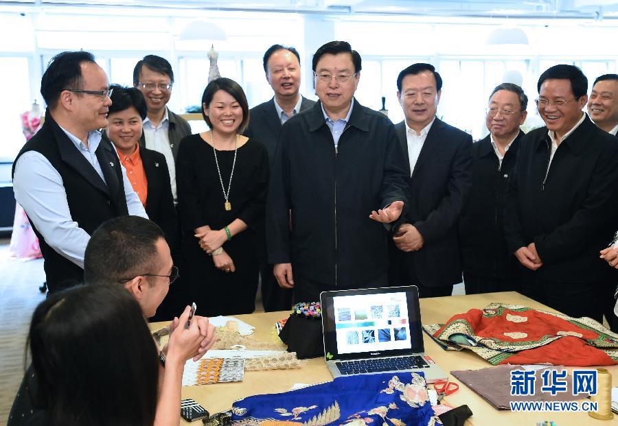 5月8日至11日，中共中央政治局常委、全國人大常委會委員長張德江在浙江調(diào)研。這是5月9日，張德江來到位于嘉興市的雅瑩服裝有限公司，了解公司的服裝設(shè)計、生產(chǎn)和銷售情況。新華社記者 馬占成 攝 