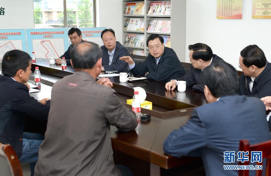 這是5月9日，張德江到湖州市妙西鎮(zhèn)調(diào)研，與基層人大代表座談。新華社記者 馬占成 攝 