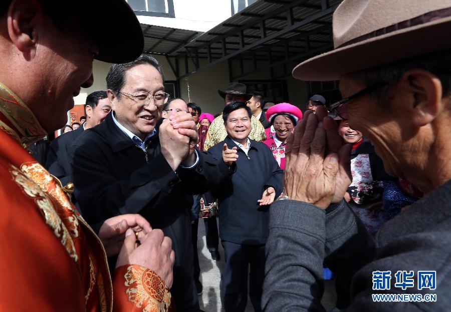 這是5月16日，俞正聲在香格里拉縣建塘鎮(zhèn)金龍社區(qū)與居民們親切交談。 新華社記者 劉衛(wèi)兵 攝