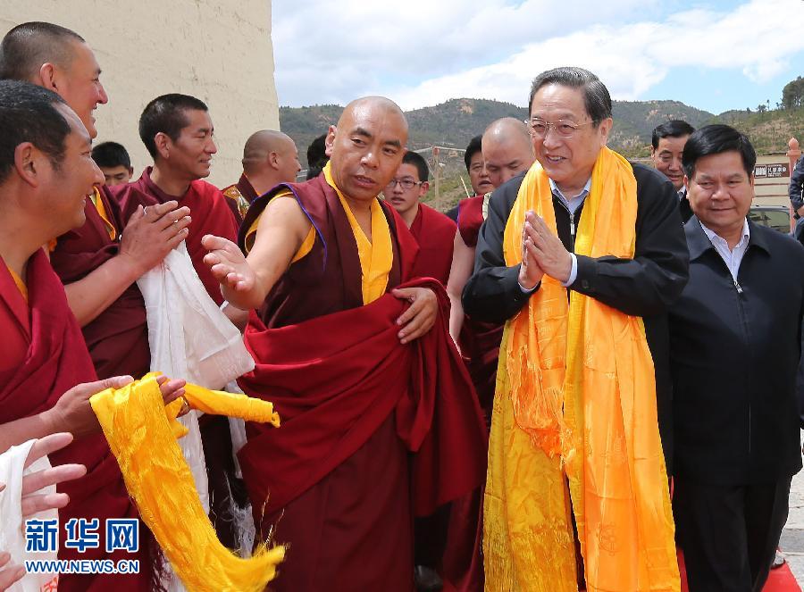 這是5月16日，俞正聲在松贊林寺看望宗教界人士。 新華社記者 劉衛(wèi)兵 攝