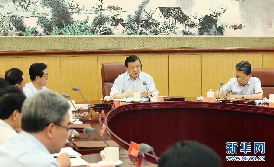 6月24日，中共中央政治局常委、中央黨的群眾路線教育實(shí)踐活動(dòng)領(lǐng)導(dǎo)小組組長(zhǎng)劉云山在北京主持召開中央黨的群眾路線教育實(shí)踐活動(dòng)領(lǐng)導(dǎo)小組會(huì)議。新華社記者 姚大偉 攝 