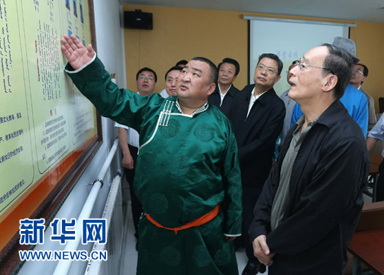 這是7月3日，王岐山在巴彥德力格爾嘎查&ldquo;兩委&rdquo;活動(dòng)室了解基層黨建情況。新華社記者 龐興雷 攝