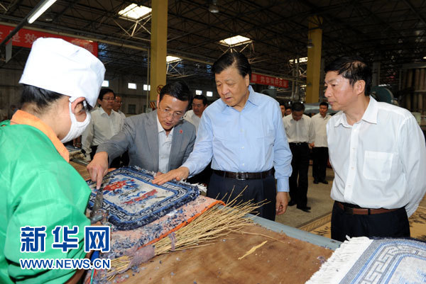 這是7月18日，劉云山在青海藏羊地毯集團有限公司調(diào)研。新華社記者 饒愛民 攝