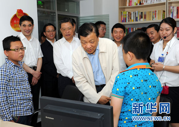 7月17日至19日，中共中央政治局常委、中央書記處書記劉云山在青海調(diào)研。這是7月18日，劉云山在西寧市南山西社區(qū)調(diào)研。 新華社記者饒愛民 攝