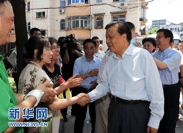 這是7月22日，劉云山在上海市普陀區(qū)桃浦鎮(zhèn)蓮花公寓居委會(huì)調(diào)研時(shí)同社區(qū)居民親切握手。新華社記者 饒愛(ài)民 攝