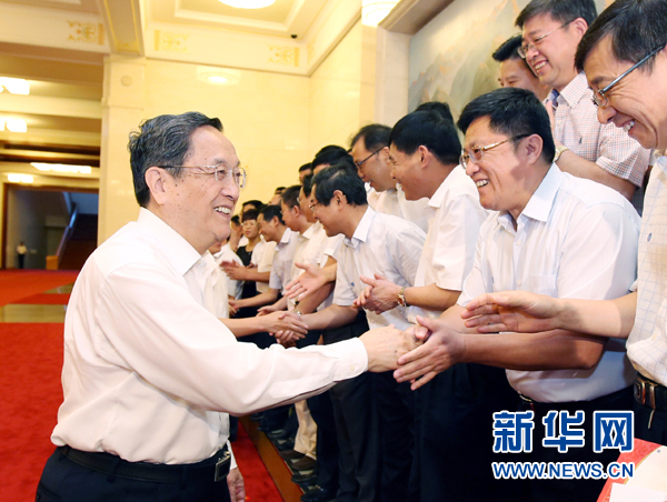 會(huì)前，俞正聲、張高麗接見(jiàn)援藏干部代表，向參加對(duì)口支援西藏工作的各地區(qū)各部門(mén)各單位和廣大援藏干部表示誠(chéng)摯問(wèn)候。新華社記者 姚大偉 攝