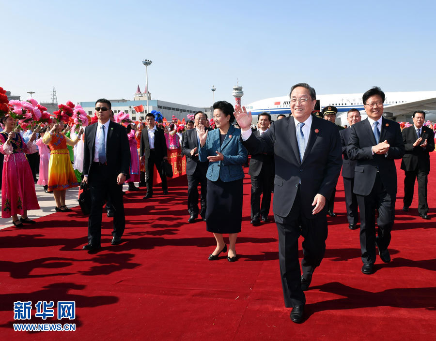  9月25日，以中共中央政治局常委、全國政協(xié)主席俞正聲為團長的中央代表團飛抵烏魯木齊，出席新疆維吾爾自治區(qū)成立60周年慶?；顒?。新華社記者 饒愛民 攝