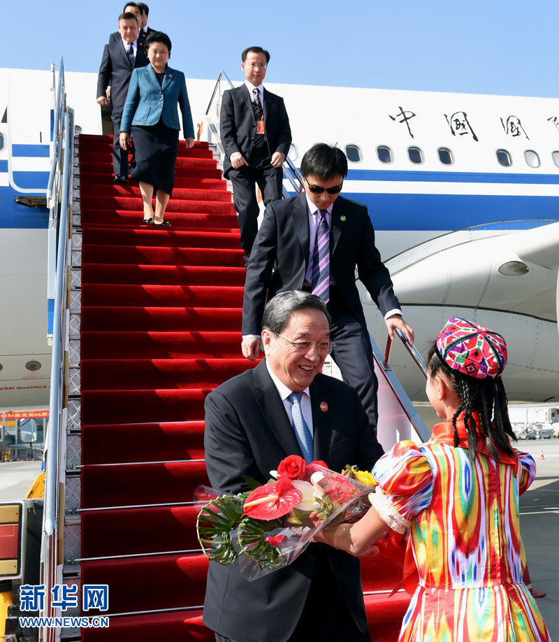 9月25日，以中共中央政治局常委、全國政協(xié)主席俞正聲為團長的中央代表團飛抵烏魯木齊，出席新疆維吾爾自治區(qū)成立60周年慶?；顒印Ｐ氯A社記者 饒愛民 攝