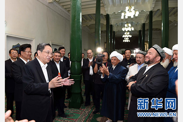 9月26日，中共中央政治局常委、全國政協(xié)主席、中央代表團(tuán)團(tuán)長俞正聲率中央代表團(tuán)部分成員赴喀什看望各族干部群眾。這是俞正聲等來到喀什市艾提尕爾清真寺，與喀什地區(qū)宗教人士代表交流。新華社記者 饒愛民 攝  