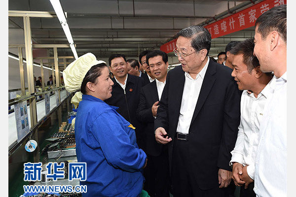 這是俞正聲等在喀什經(jīng)濟(jì)開發(fā)區(qū)深圳產(chǎn)業(yè)園視察電子產(chǎn)品生產(chǎn)線，并與現(xiàn)場工人親切交流。新華社記者 饒愛民 攝