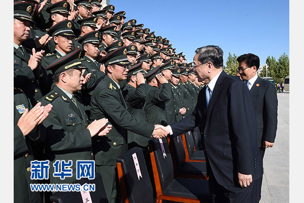 這是俞正聲等赴南疆軍區(qū)慰問，會(huì)見官兵代表。新華社記者 饒愛民 攝