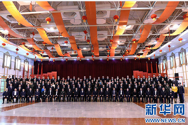 這是俞正聲同喀什地區(qū)有關(guān)負(fù)責(zé)同志、各界人士代表、援疆干部代表合影留念。新華社記者 饒愛民 攝