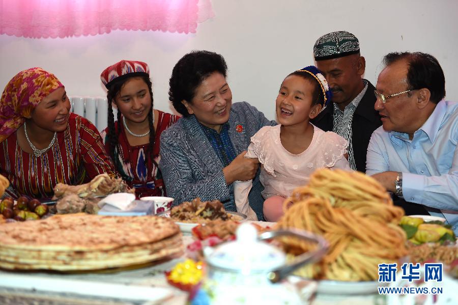 9月26日，中共中央政治局委員、國務(wù)院副總理、中央代表團(tuán)副團(tuán)長劉延?xùn)|率中央代表團(tuán)分團(tuán)到和田地區(qū)看望慰問各族干部群眾。這是劉延?xùn)|在和田市團(tuán)結(jié)新村與維吾爾族群眾在一起。新華社記者張領(lǐng)攝