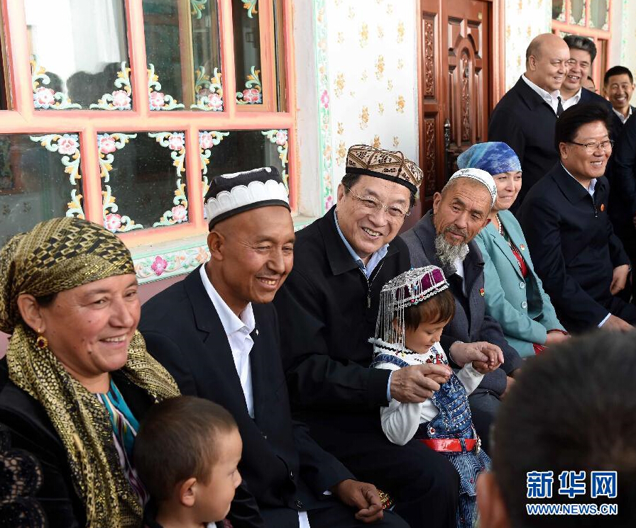 9月27日，中共中央政治局常委、全國(guó)政協(xié)主席、中央代表團(tuán)團(tuán)長(zhǎng)俞正聲率中央代表團(tuán)部分成員赴喀什地區(qū)莎車(chē)縣看望各族干部群眾。這是俞正聲在莎車(chē)縣艾力西湖鎮(zhèn)21村看望維吾爾族村民阿布來(lái)提&middot;阿不力孜一家。新華社記者 饒愛(ài)民 攝