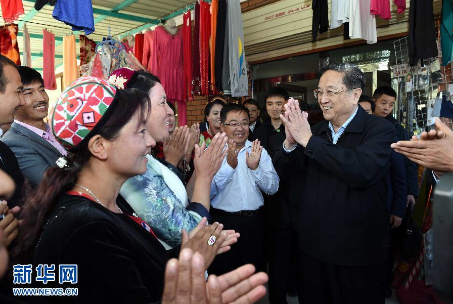 9月27日，中共中央政治局常委、全國(guó)政協(xié)主席、中央代表團(tuán)團(tuán)長(zhǎng)俞正聲率中央代表團(tuán)部分成員赴喀什地區(qū)莎車(chē)縣看望各族干部群眾。這是俞正聲在莎車(chē)縣艾力西湖鎮(zhèn)21村看望慰問(wèn)維吾爾族群眾。新華社記者 饒愛(ài)民 攝