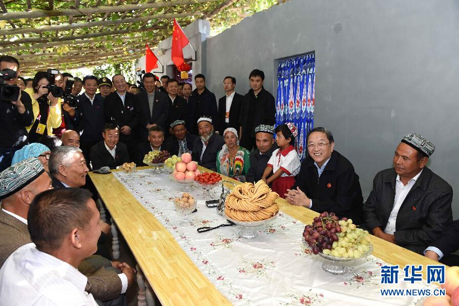 9月27日，中共中央政治局常委、全國(guó)政協(xié)主席、中央代表團(tuán)團(tuán)長(zhǎng)俞正聲率中央代表團(tuán)部分成員赴喀什地區(qū)莎車(chē)縣看望各族干部群眾。這是俞正聲到新疆生產(chǎn)建設(shè)兵團(tuán)第三師莎車(chē)農(nóng)場(chǎng)維吾爾族團(tuán)場(chǎng)職工家中看望。新華社記者 饒愛(ài)民 攝