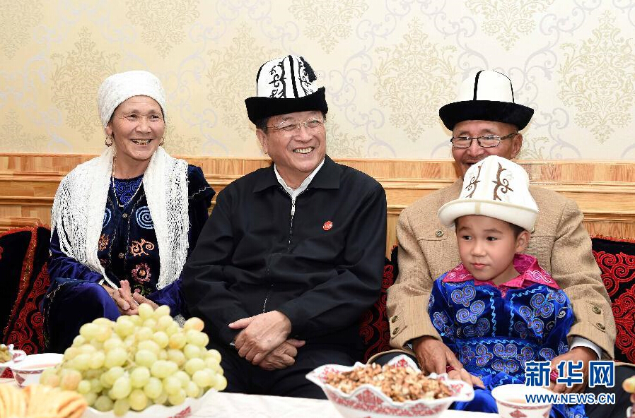 9月28日，中共中央政治局常委、全國(guó)政協(xié)主席、中央代表團(tuán)團(tuán)長(zhǎng)俞正聲率中央代表團(tuán)部分成員赴祖國(guó)最西端的新疆克孜勒蘇柯?tīng)柨俗巫灾沃菘赐繂?wèn)各族干部群眾。這是俞正聲來(lái)到阿圖什市光明街道辦事處團(tuán)結(jié)路社區(qū)看望柯?tīng)柨俗巫寰用瘛Ｐ氯A社記者 饒愛(ài)民 攝