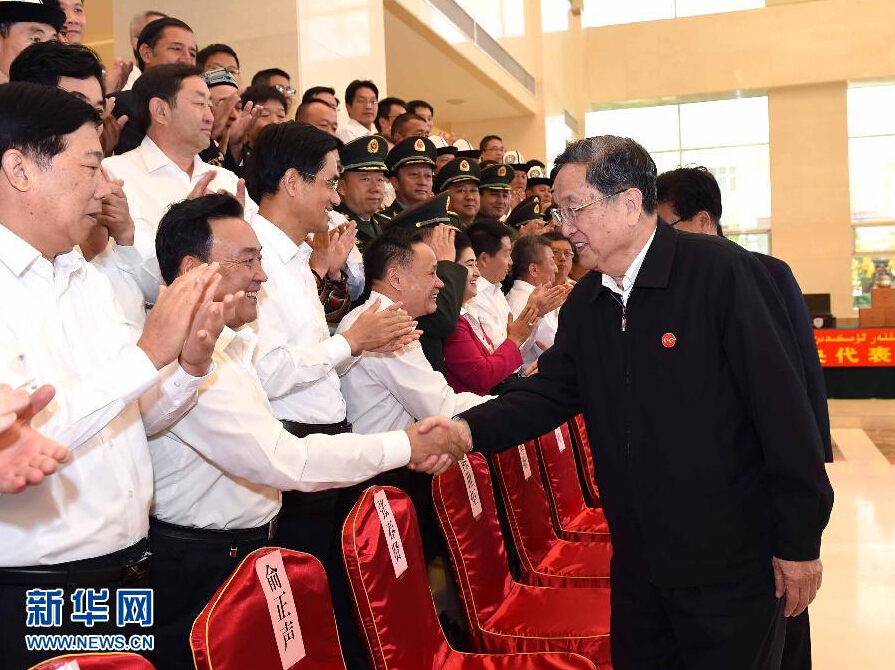 9月28日，中共中央政治局常委、全國(guó)政協(xié)主席、中央代表團(tuán)團(tuán)長(zhǎng)俞正聲率中央代表團(tuán)部分成員赴祖國(guó)最西端的新疆克孜勒蘇柯?tīng)柨俗巫灾沃菘赐繂?wèn)各族干部群眾。這是俞正聲接見(jiàn)克州有關(guān)負(fù)責(zé)同志、各界人士代表和援疆干部代表。新華社記者 饒愛(ài)民 攝