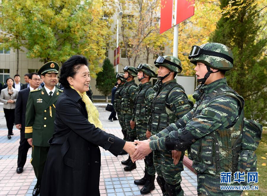 9月28日，中共中央政治局委員、國(guó)務(wù)院副總理、中央代表團(tuán)副團(tuán)長(zhǎng)劉延?xùn)|率中央代表團(tuán)分團(tuán)赴阿克蘇地區(qū)、伊犁哈薩克自治州慰問，與各族干部群眾共度節(jié)日、共享歡樂。這是劉延?xùn)|在伊犁武警8660部隊(duì)駐地慰問官兵。新華社記者張領(lǐng)攝