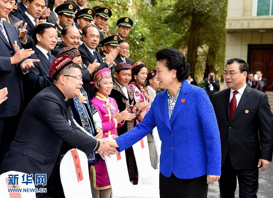 9月28日，中共中央政治局委員、國(guó)務(wù)院副總理、中央代表團(tuán)副團(tuán)長(zhǎng)劉延?xùn)|率中央代表團(tuán)分團(tuán)赴阿克蘇地區(qū)、伊犁哈薩克自治州慰問，與各族干部群眾共度節(jié)日、共享歡樂。這是劉延?xùn)|接見伊犁黨政軍負(fù)責(zé)同志和各族各界人士、先進(jìn)模范、援疆干部代表等。新華社記者張領(lǐng)攝
