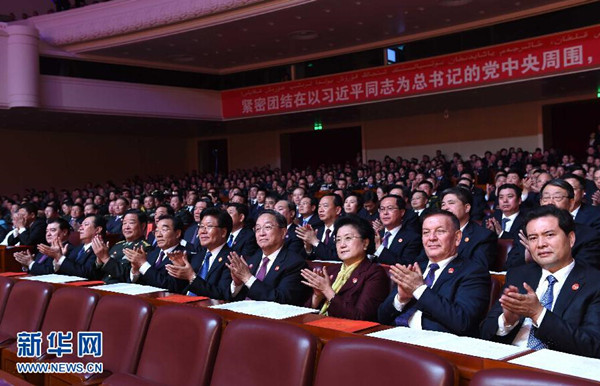     9月30日，慶祝新疆維吾爾自治區(qū)成立60周年文藝晚會(huì)《新疆禮贊》在新疆人民會(huì)堂精彩呈現(xiàn)。中共中央政治局常委、全國政協(xié)主席、中央代表團(tuán)團(tuán)長俞正聲，與2000余名各族群眾代表一起觀看演出。新華社記者 饒愛民 攝