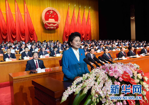 10月1日，慶祝中華人民共和國成立66周年暨新疆維吾爾自治區(qū)成立60周年大會(huì)在新疆人民會(huì)堂隆重舉行。這是中共中央政治局委員、國務(wù)院副總理、中央代表團(tuán)副團(tuán)長(zhǎng)劉延?xùn)|宣讀中共中央、全國人大常委會(huì)、國務(wù)院、全國政協(xié)、中央軍委關(guān)于慶祝新疆維吾爾自治區(qū)成立60周年的賀電。新華社記者 饒愛民 攝 