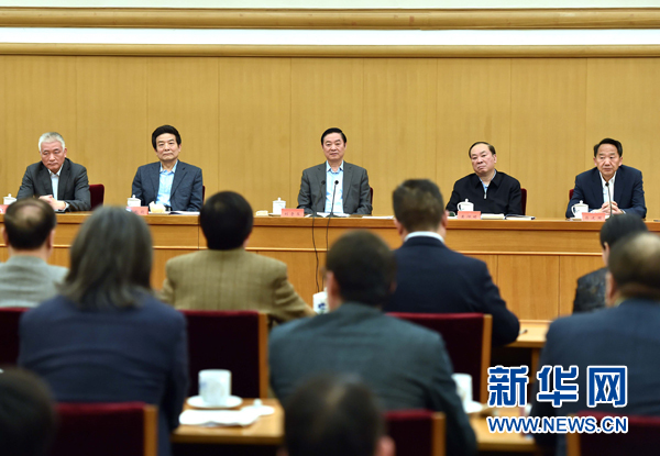 4月8日，中共中央政治局委員、中央書記處書記、中宣部部長劉奇葆在北京同講好中國故事專家學(xué)者、文化交流使者研討班學(xué)員座談。 新華社記者李濤 攝